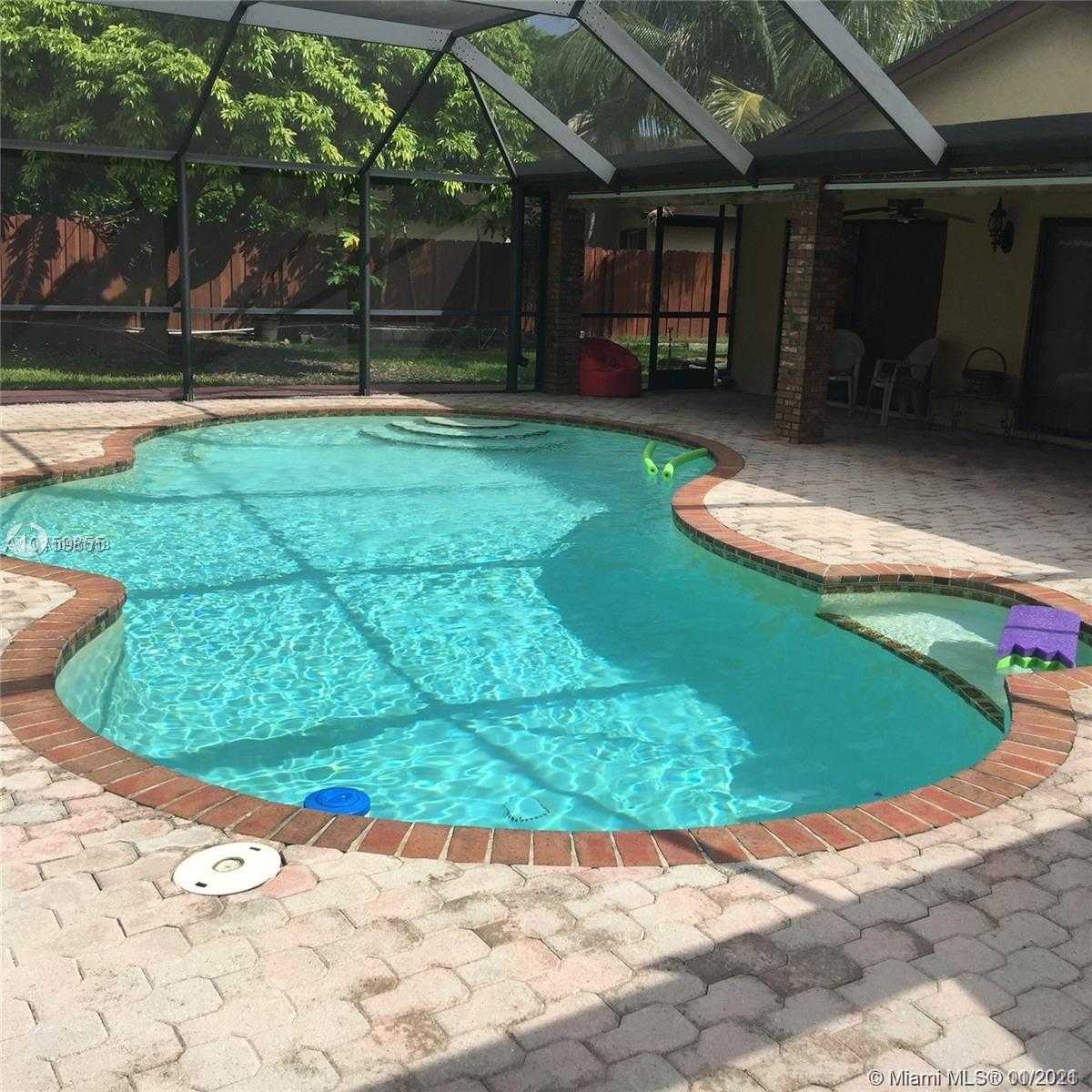 Small Image of 13451 SOUTH WEST 108TH ST CIR N, Miami Number 19