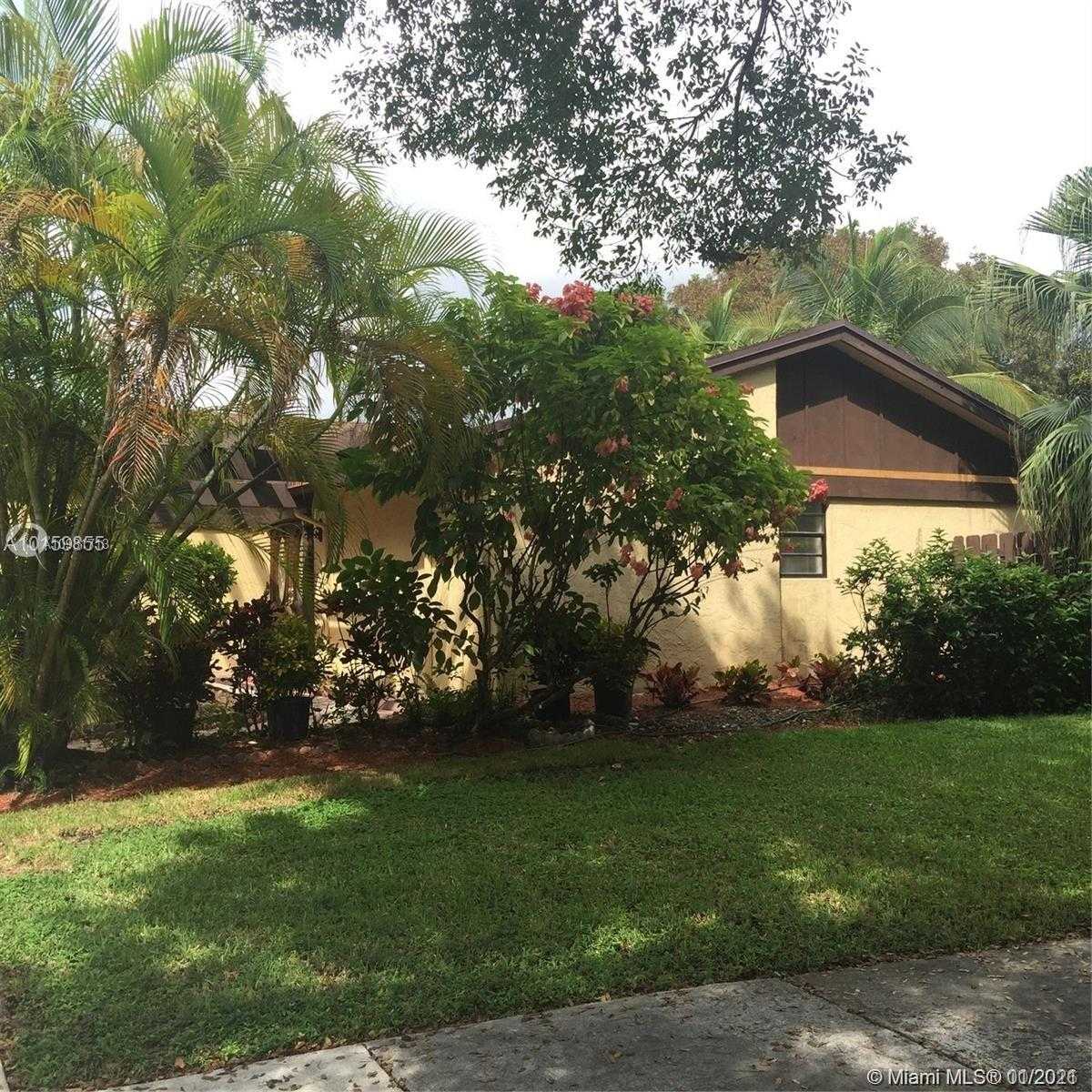 Small Image of 13451 SOUTH WEST 108TH ST CIR N, Miami Number 2