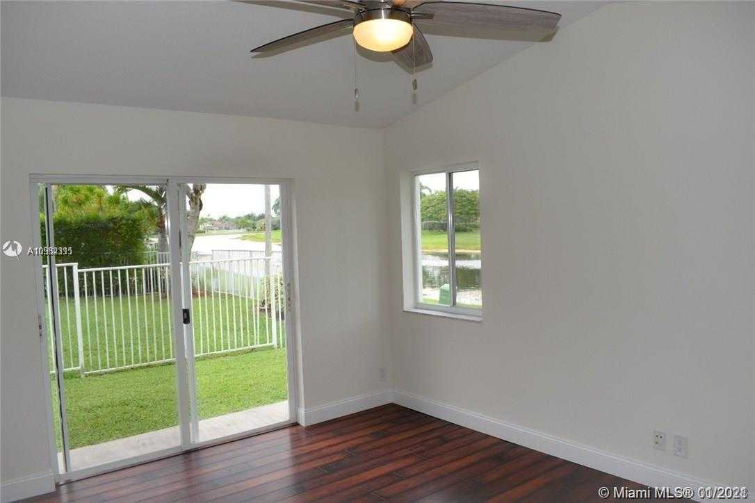 Small Image of 818 GOLDEN CANE DR, Weston Number 4