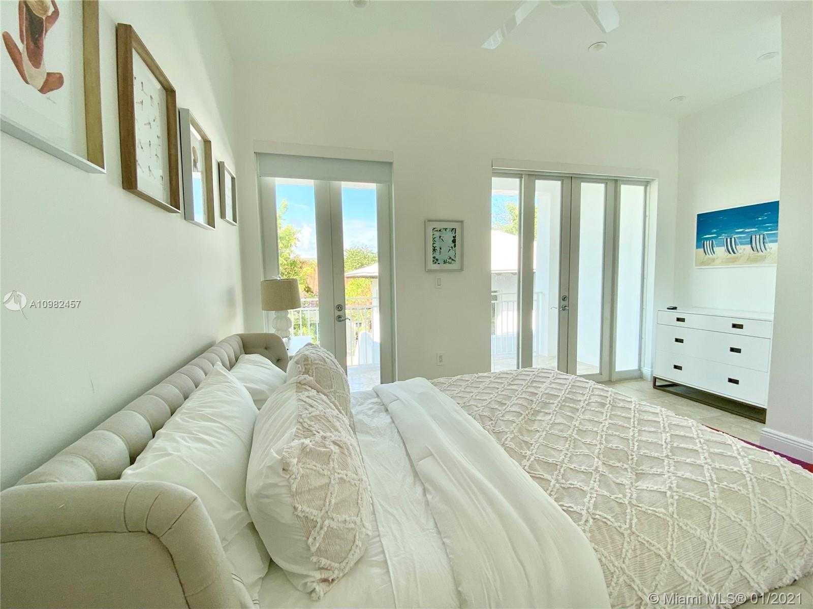 Small Image of 350 WOODCREST RD, Key Biscayne Number 14