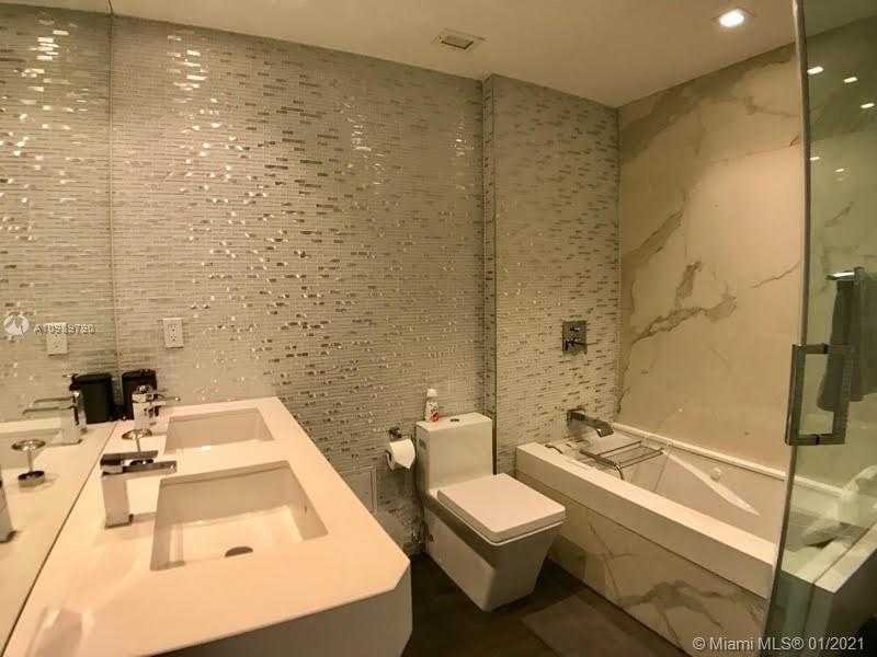 Small Image of 2301 COLLINS AVE #PH17, Miami Beach Number 4