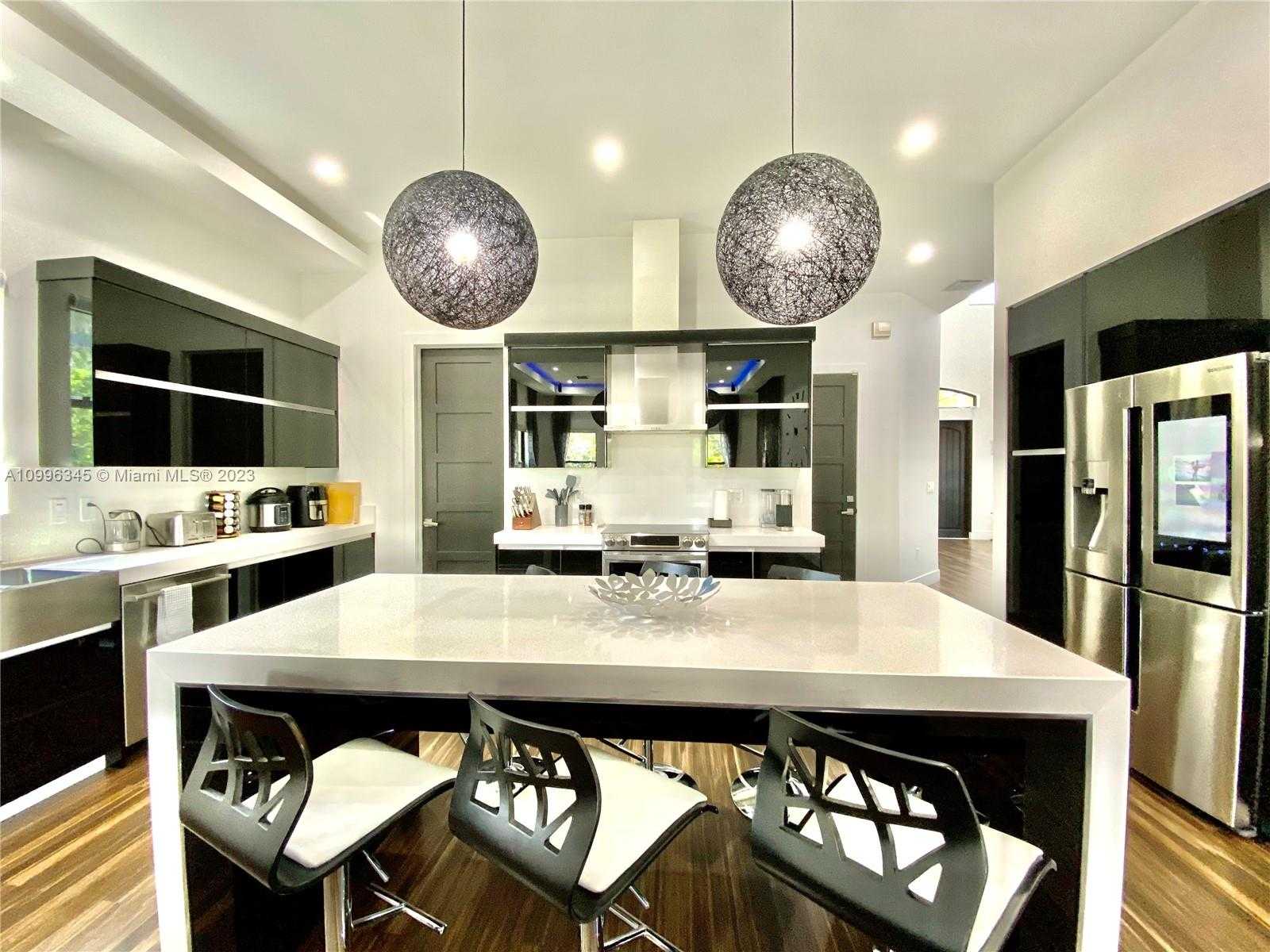 Small Image of 736, Hollywood Number 10