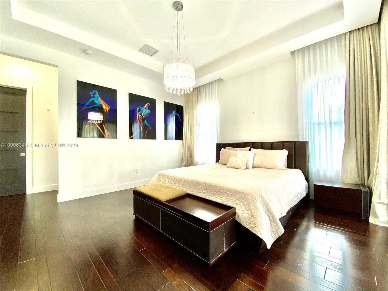 Small Image of 736, Hollywood Number 17