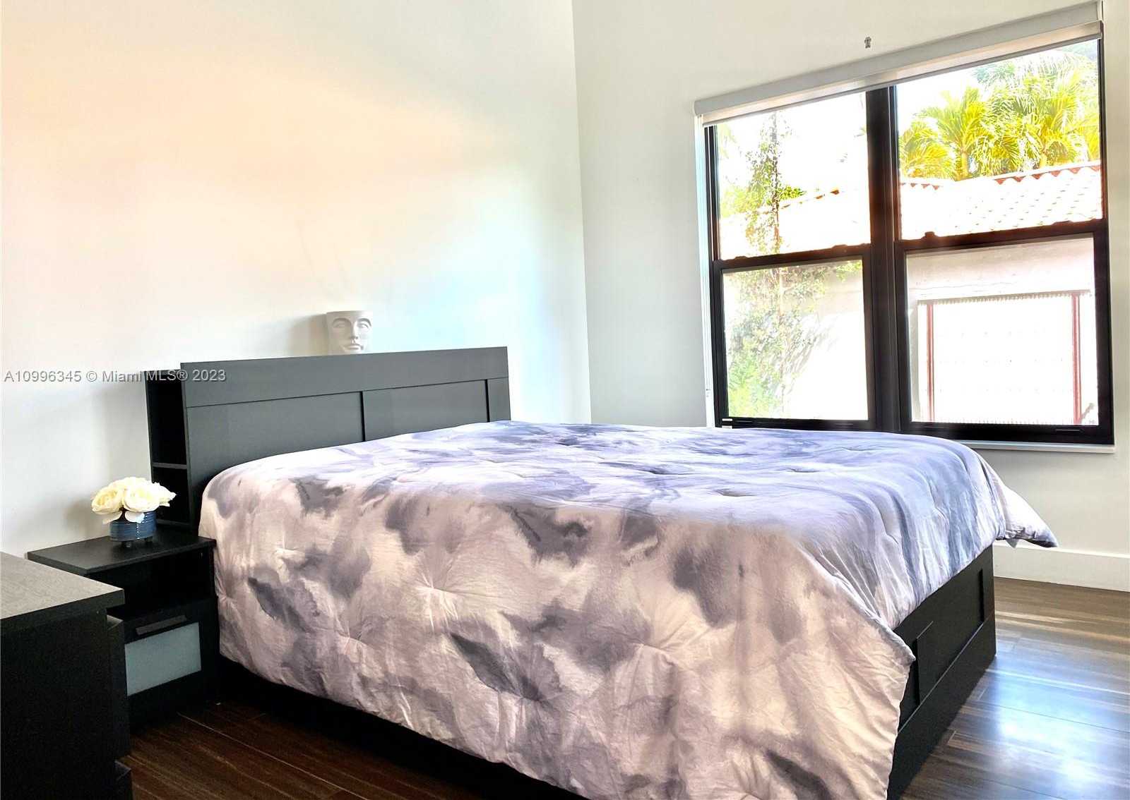 Small Image of 736, Hollywood Number 18