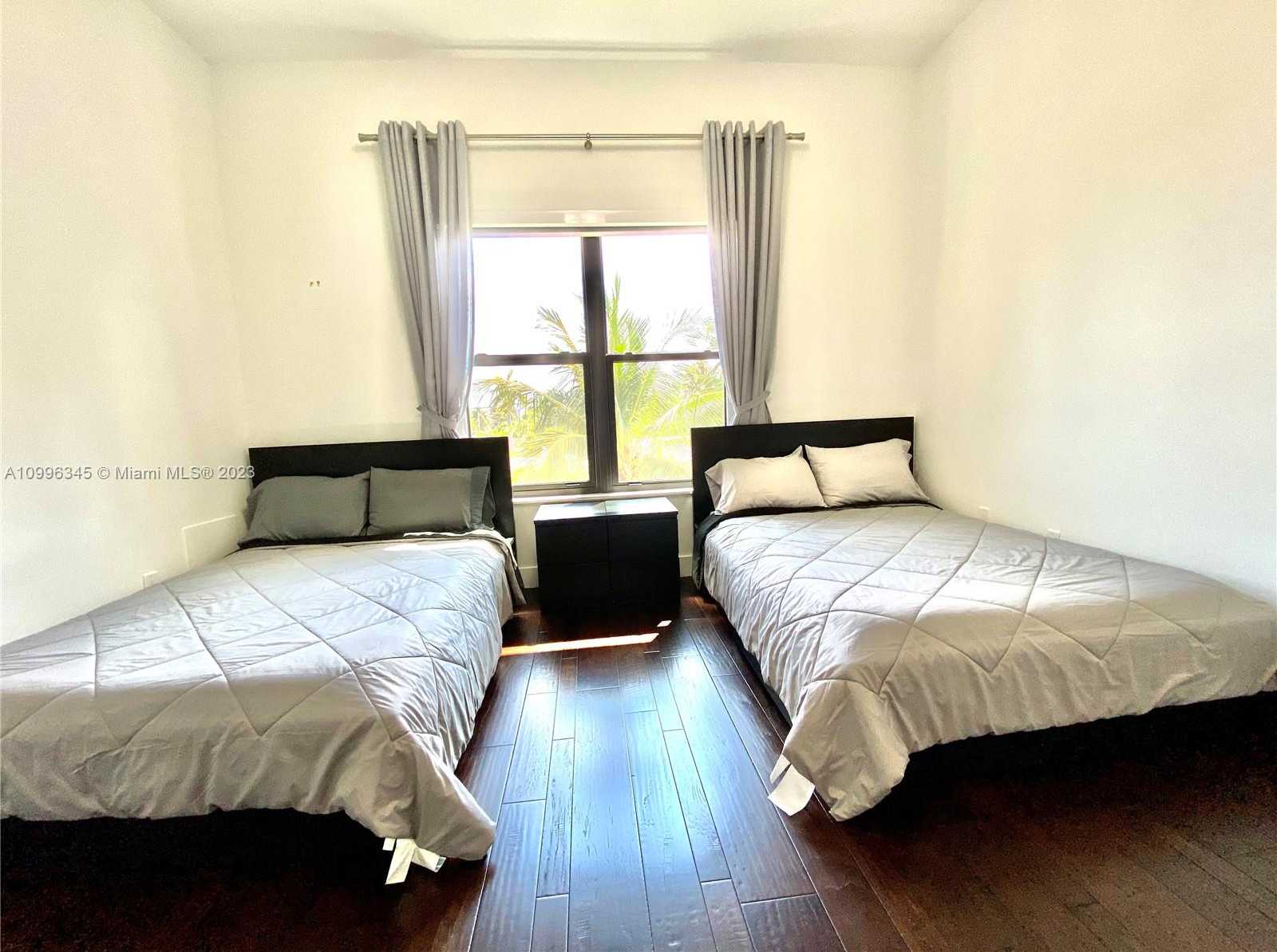 Small Image of 736, Hollywood Number 19