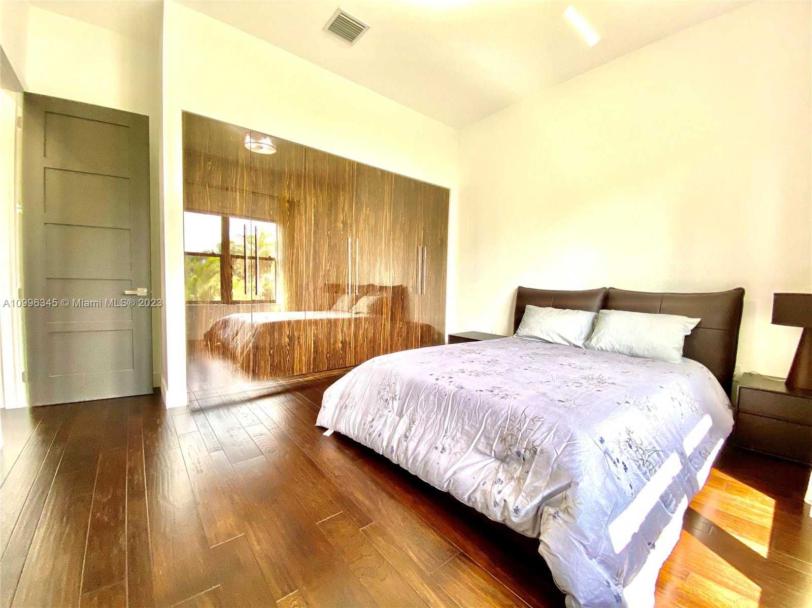 Small Image of 736, Hollywood Number 20