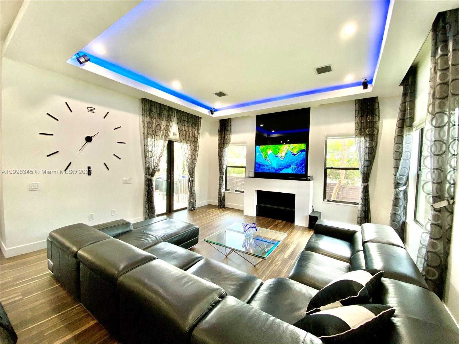 Small Image of 736, Hollywood Number 3