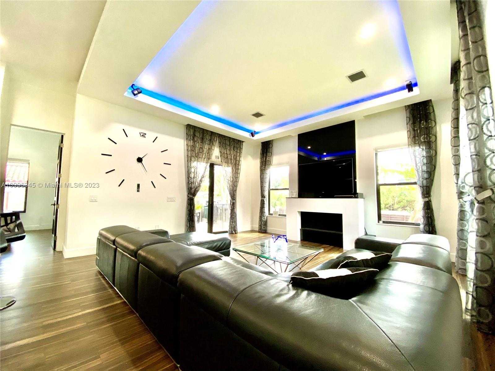 Small Image of 736, Hollywood Number 8