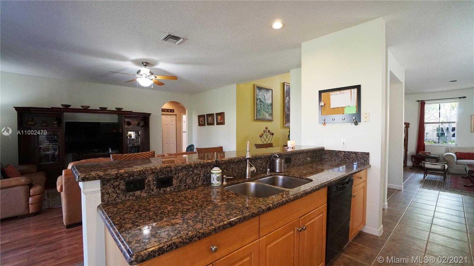 Small Image of 1546 Sandpiper Cir, Weston, FL 33327, USA Number 14