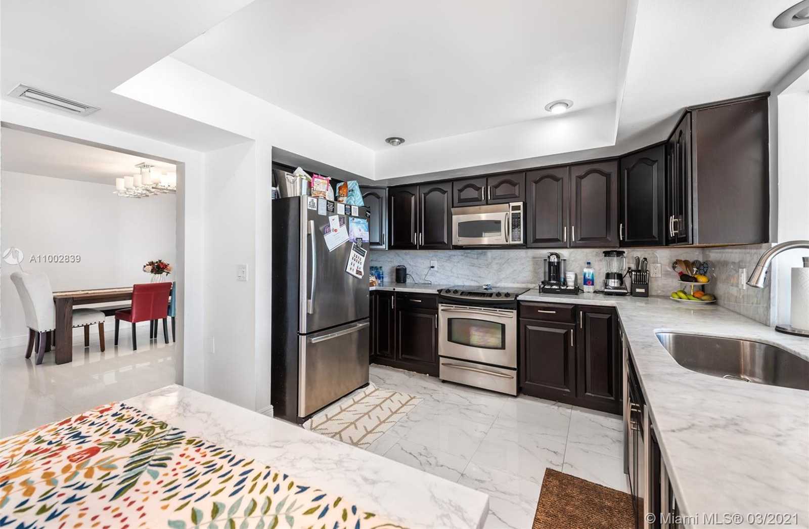 Small Image of 461 ALAMANDA DR, Hallandale Beach Number 11