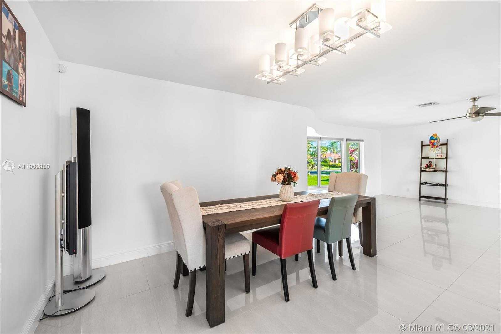 Small Image of 461 ALAMANDA DR, Hallandale Beach Number 12