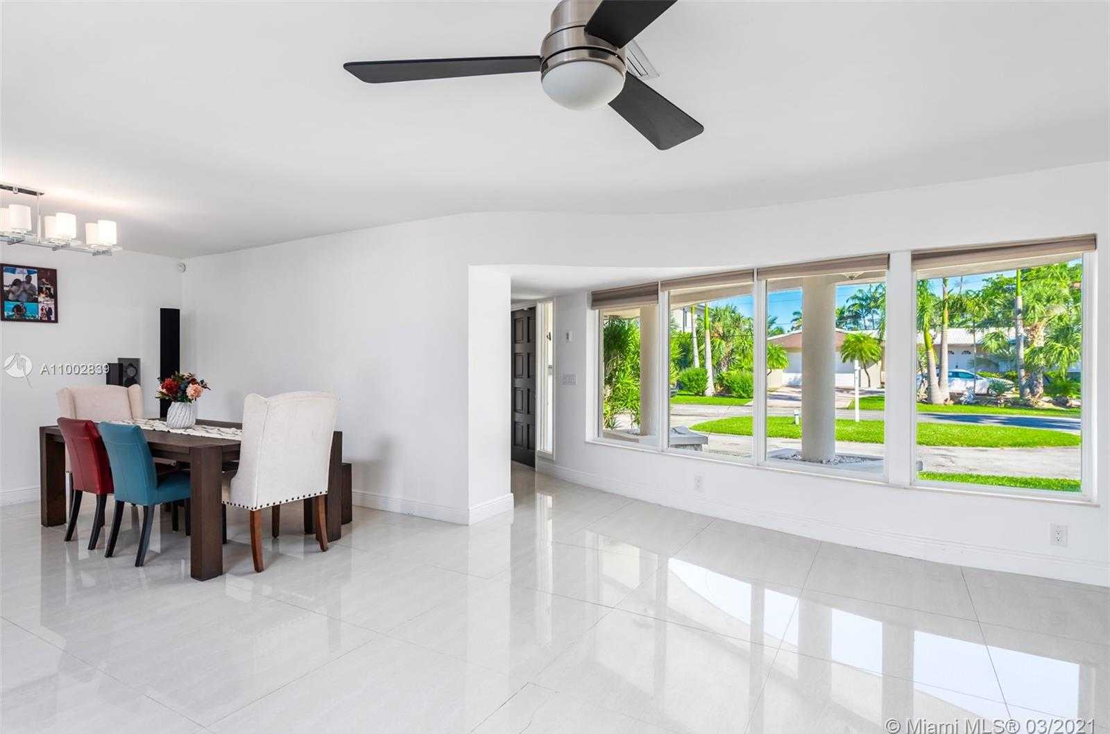 Small Image of 461 ALAMANDA DR, Hallandale Beach Number 13