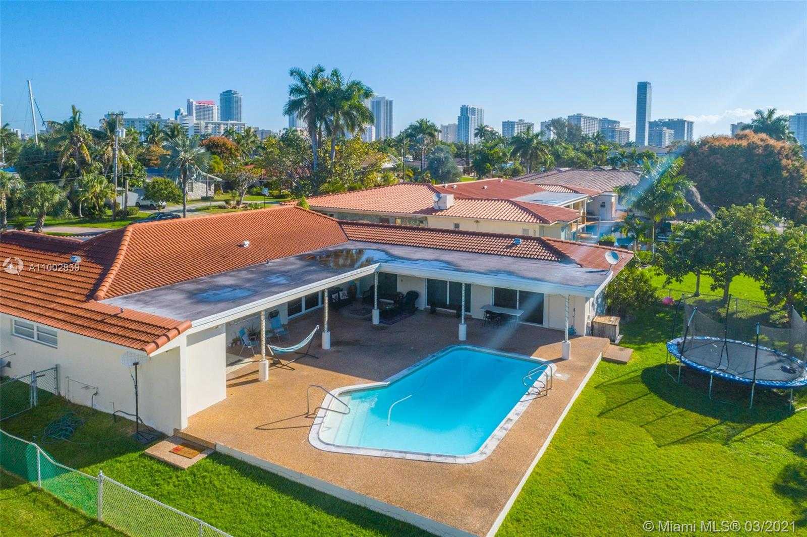 Small Image of 461 ALAMANDA DR, Hallandale Beach Number 17