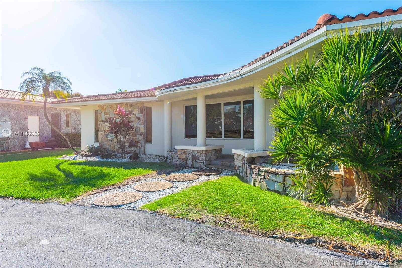 Small Image of 461 ALAMANDA DR, Hallandale Beach Number 3