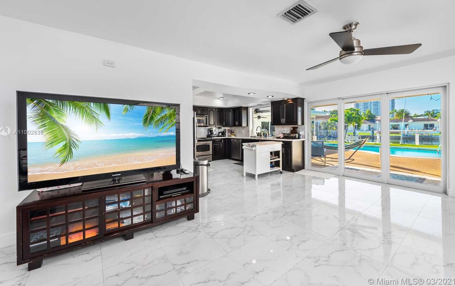 Small Image of 461 ALAMANDA DR, Hallandale Beach Number 7