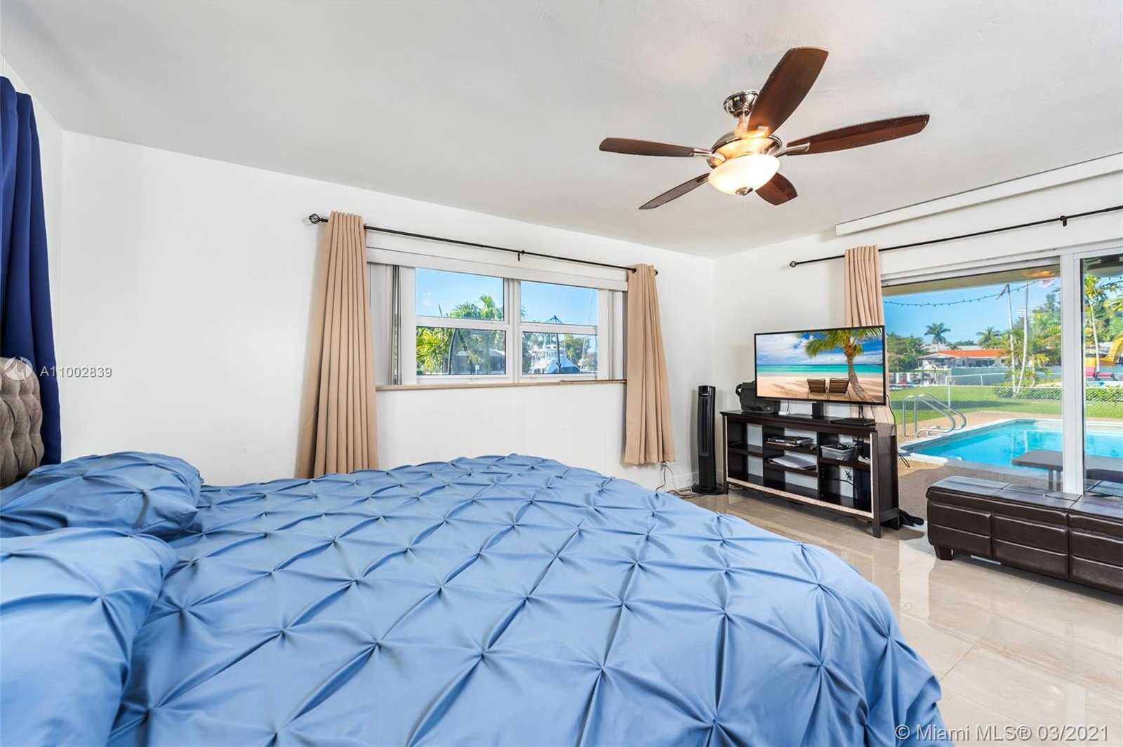 Small Image of 461 ALAMANDA DR, Hallandale Beach Number 9