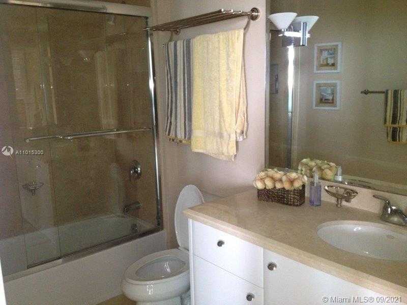 Small Image of 19400 Turnberry Way, Aventura, FL 33180, USA Number 16