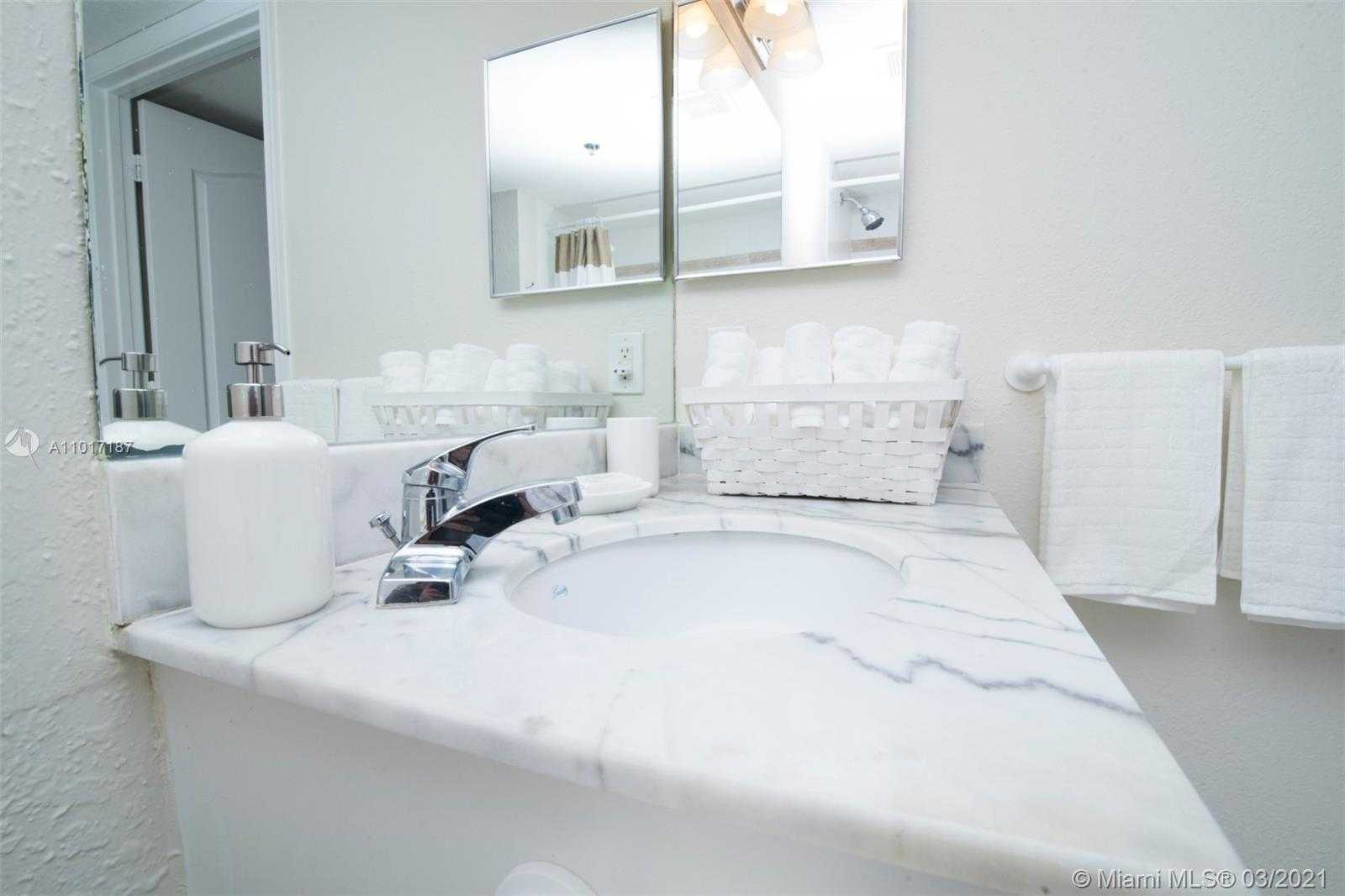 Small Image of 1200 BRICKELL BAY DR #4018, Miami Number 17