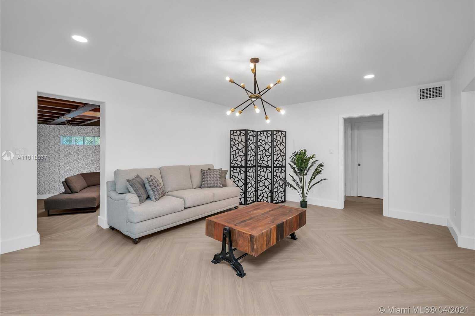 Small Image of 911 NORTH NORTHLAKE DR, Hollywood Number 9