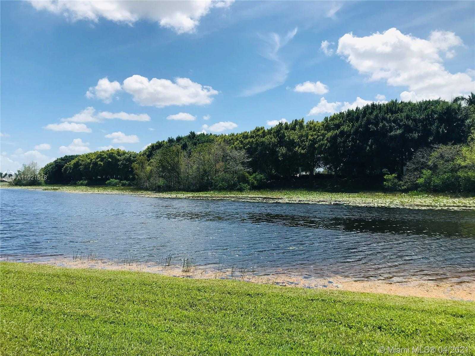 Small Image of 848 SAVANNAH FALLS DR #848, Weston Number 32
