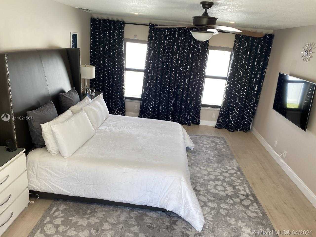 Small Image of 8671 GATEHOUSE RD, Plantation Number 13