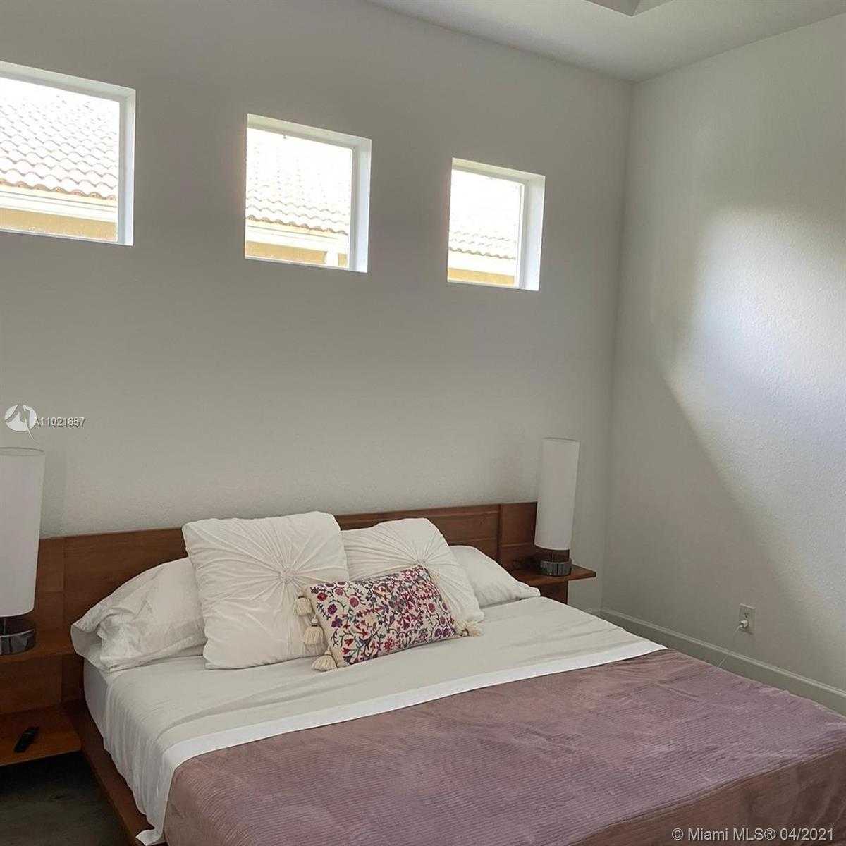 Small Image of 1868 HARBOR VIEW CIR, Weston Number 9