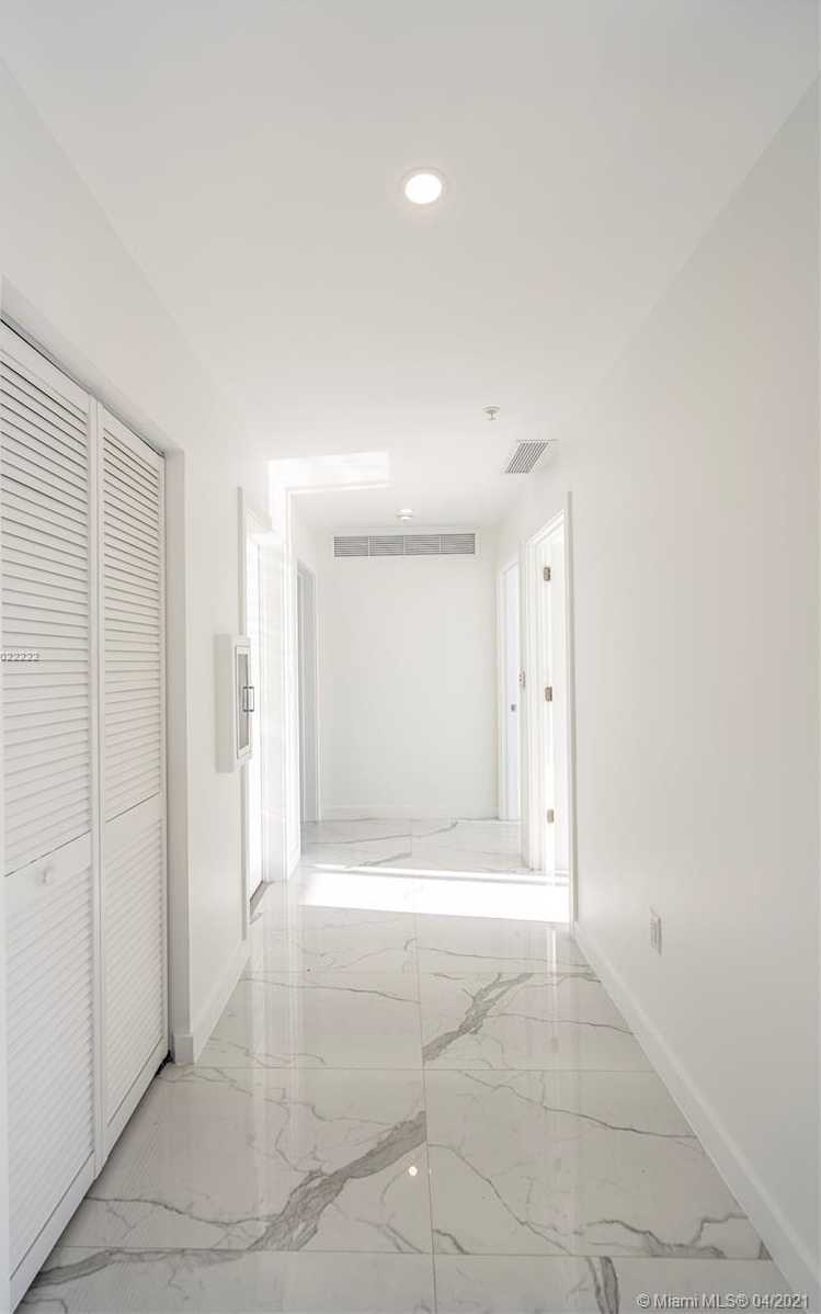 Small Image of 8425 CRESPI BLVD #PH 502, Miami Beach Number 9