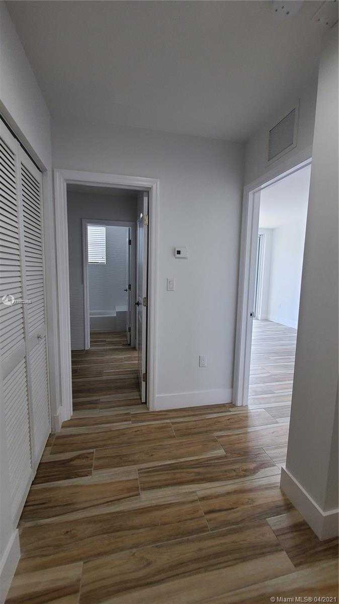 Small Image of 3677 THOMAS AVE, Miami Number 10