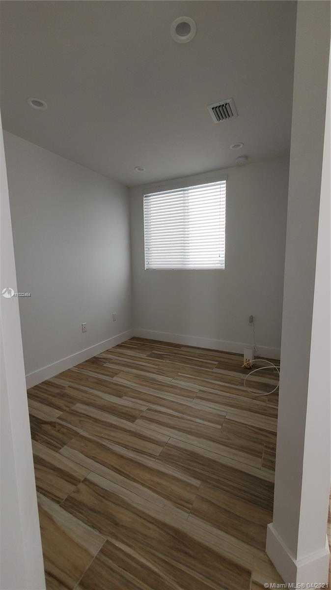 Small Image of 3677 THOMAS AVE, Miami Number 34