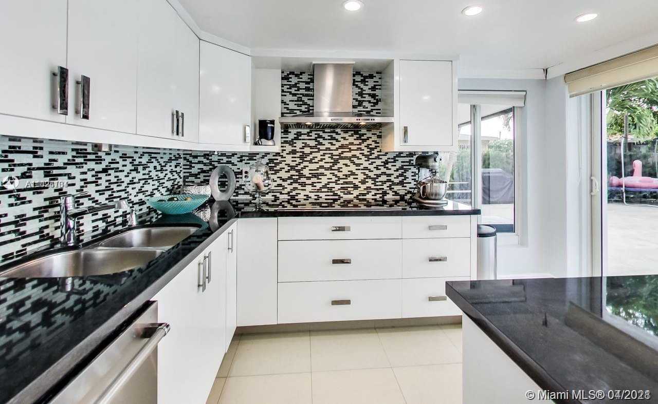 Small Image of 5321 SOUTH WEST 89TH CT, Miami Number 2