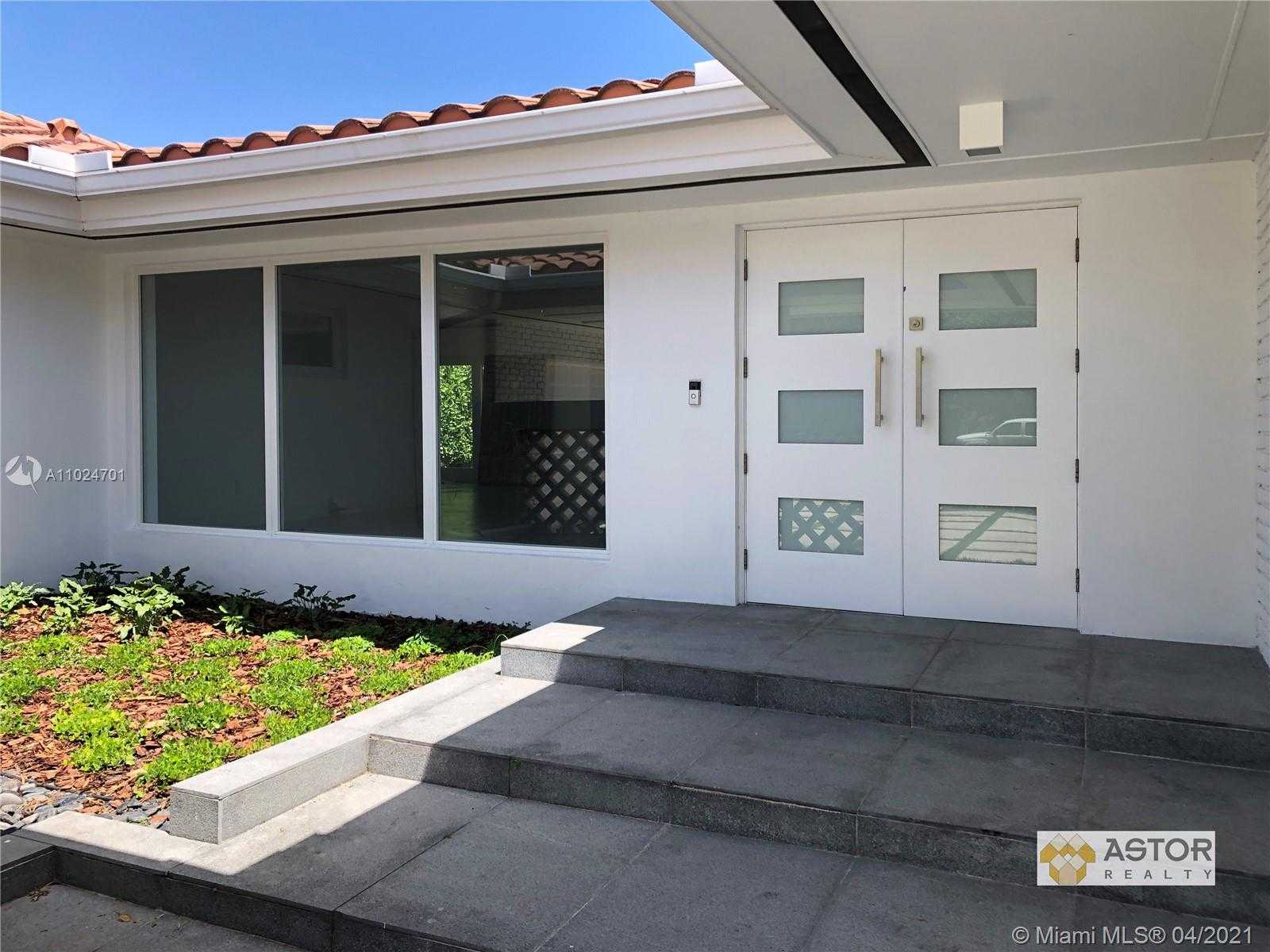 Small Image of 6675 RIVIERA DR, Coral Gables Number 3