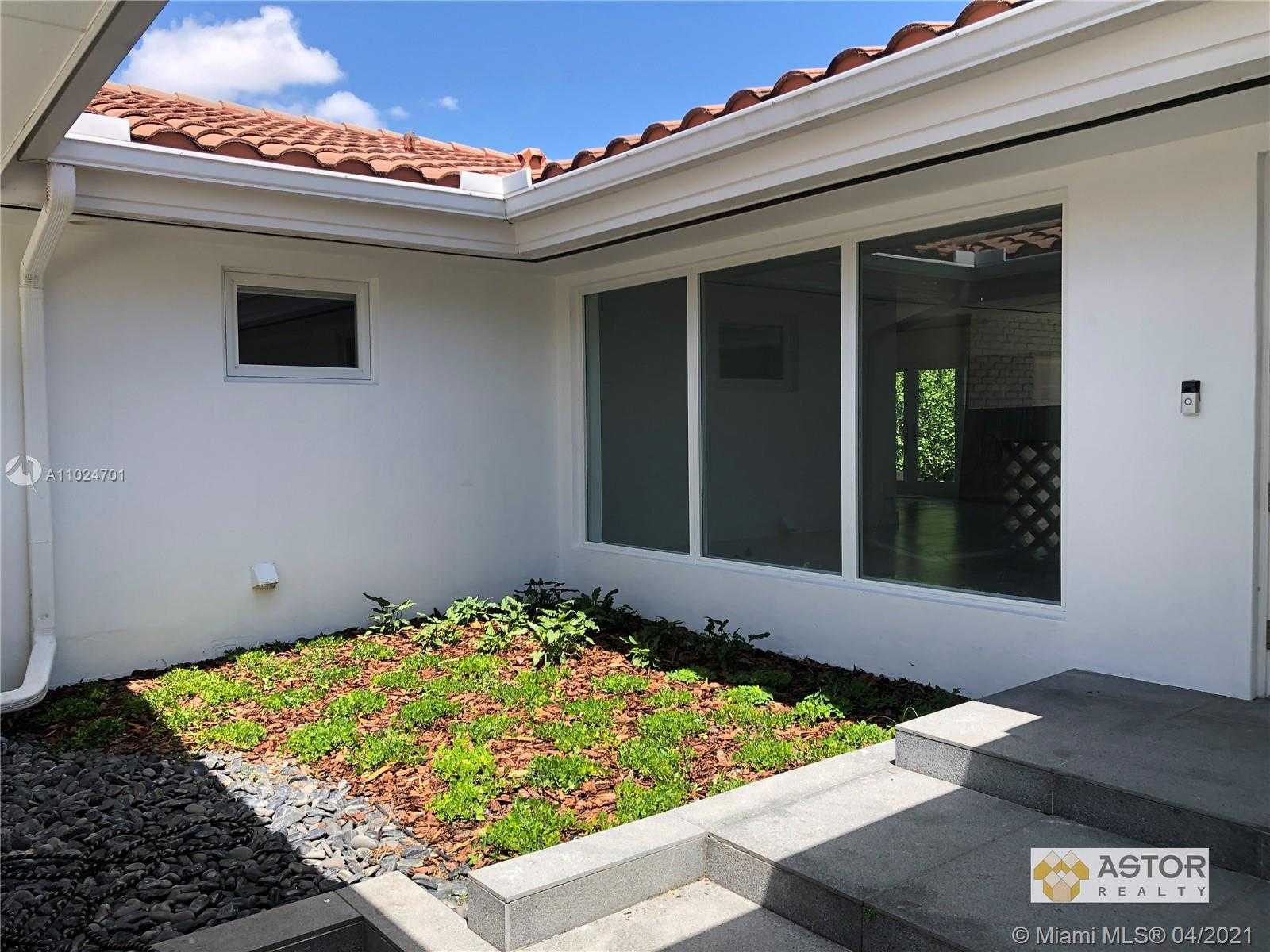 Small Image of 6675 RIVIERA DR, Coral Gables Number 4