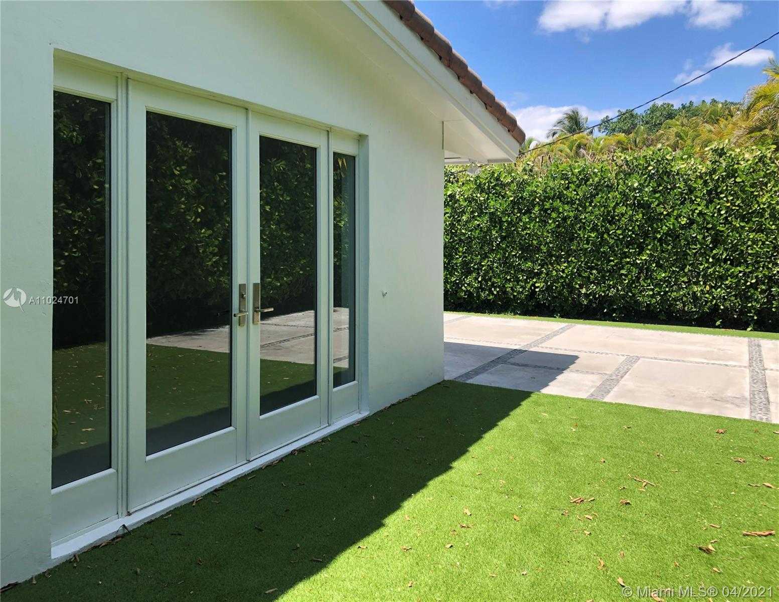 Small Image of 6675 RIVIERA DR, Coral Gables Number 7