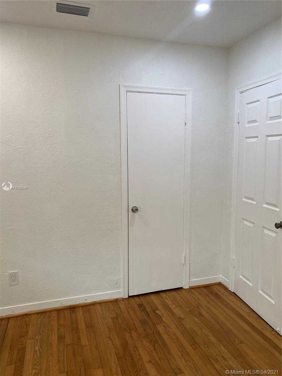 Small Image of 3463 PERCIVAL AVE, Miami Number 17