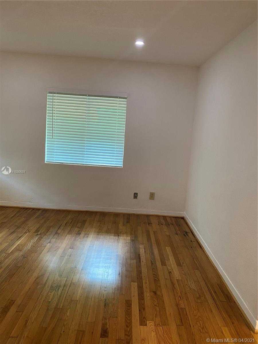 Small Image of 3463 PERCIVAL AVE, Miami Number 3
