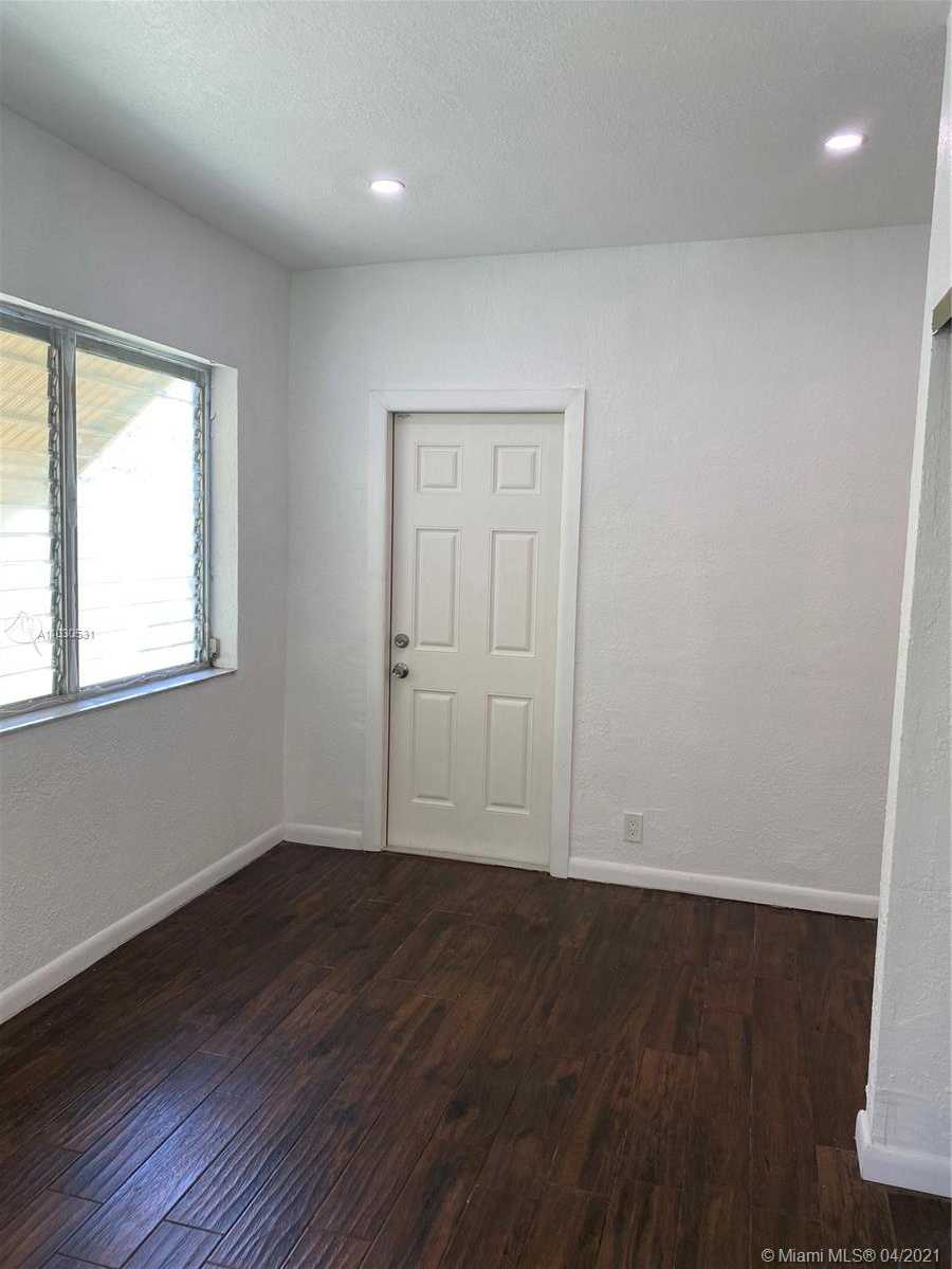 Small Image of 3463 PERCIVAL AVE, Miami Number 7