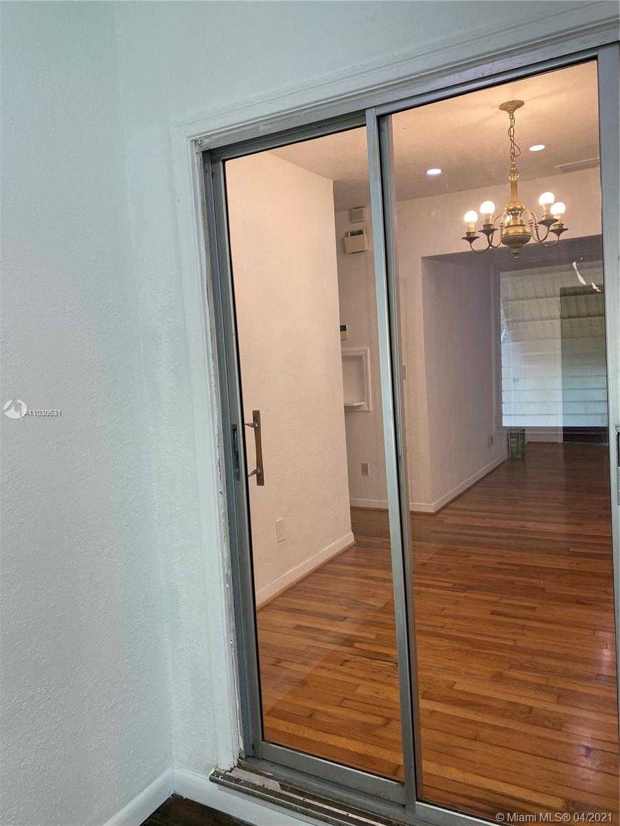 Small Image of 3463 PERCIVAL AVE, Miami Number 8