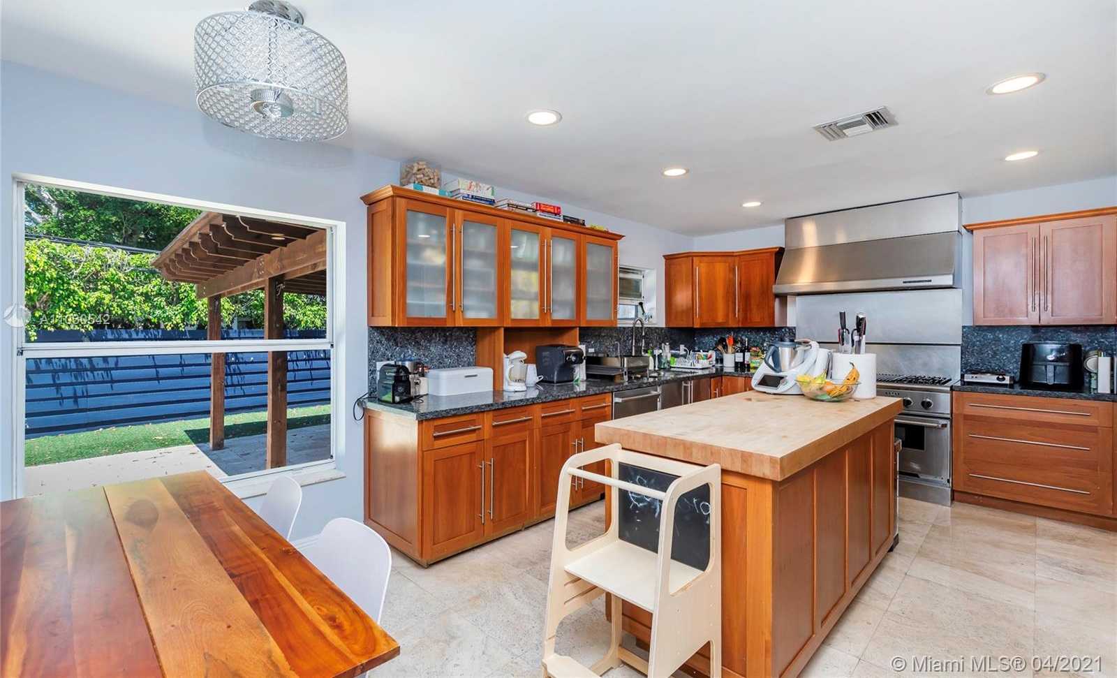 Small Image of 385 WEST HEATHER DR, Key Biscayne Number 4