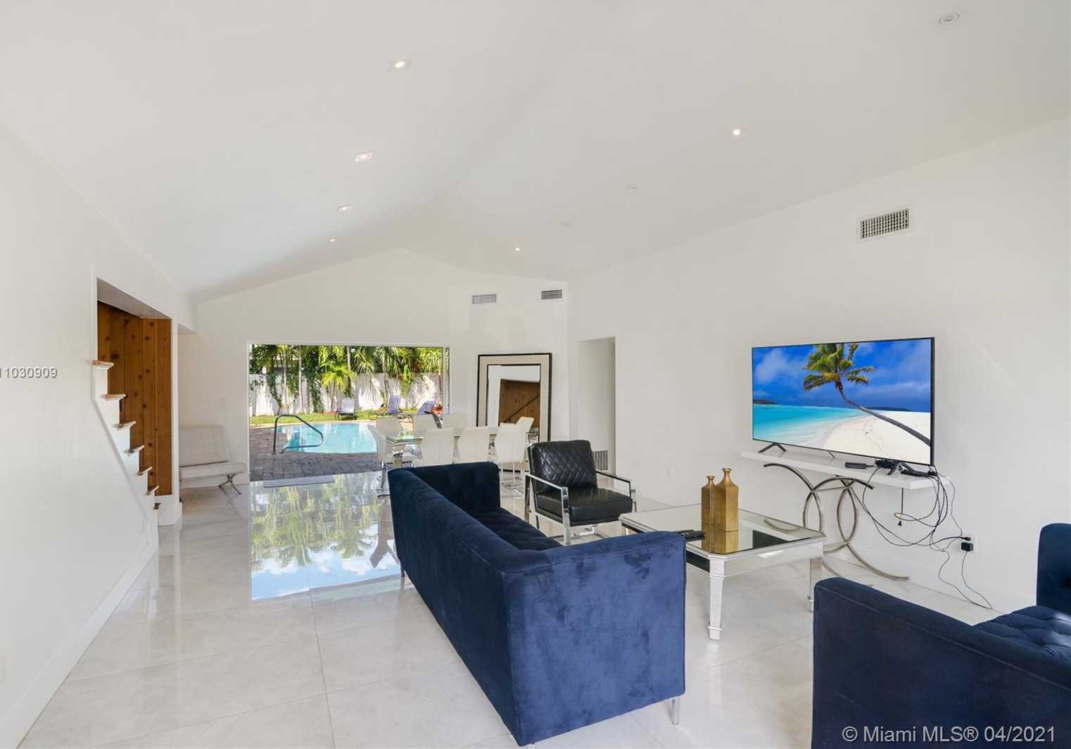 Small Image of 2555 NORTH EAST 202ND ST, Miami Number 2