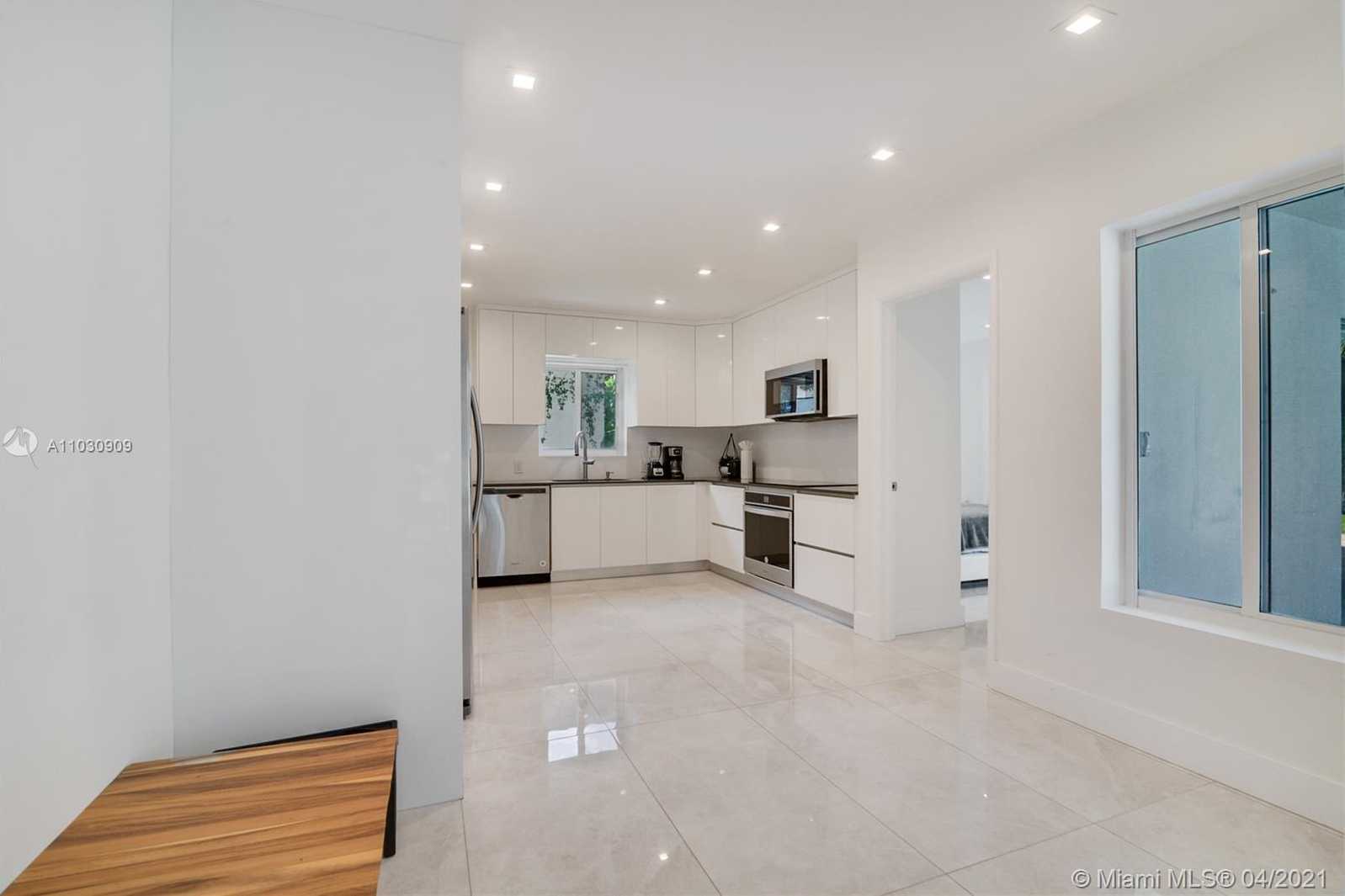 Small Image of 2555 NORTH EAST 202ND ST, Miami Number 3