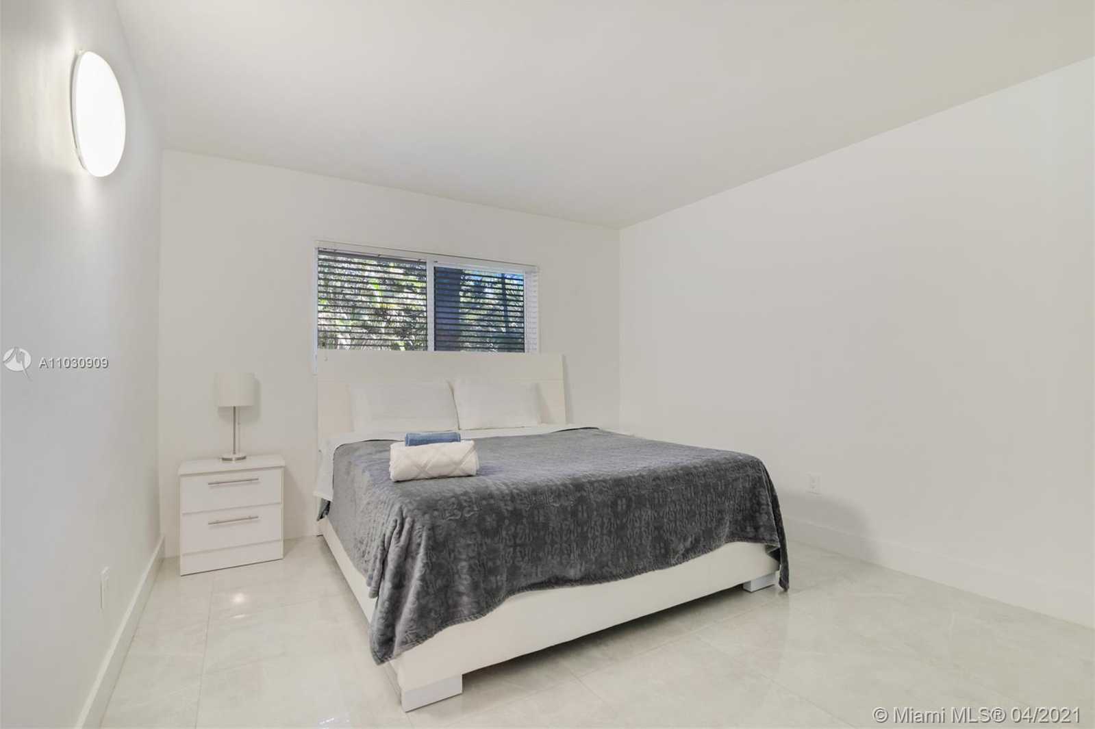 Small Image of 2555 NORTH EAST 202ND ST, Miami Number 6