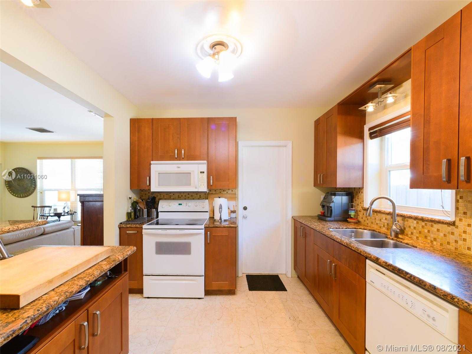 Small Image of 8835 HAWTHORNE AVE, Surfside Number 10