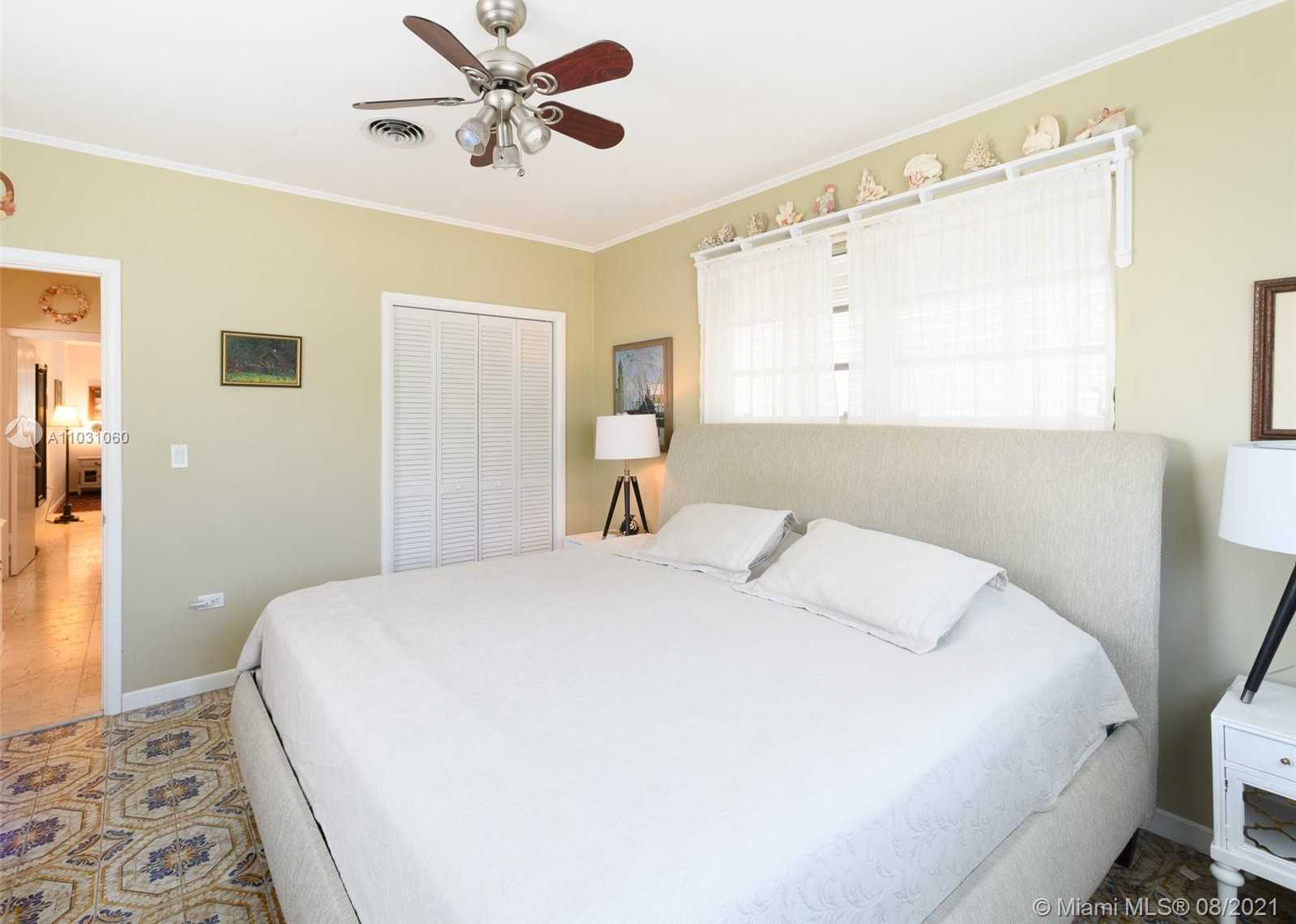 Small Image of 8835 HAWTHORNE AVE, Surfside Number 12