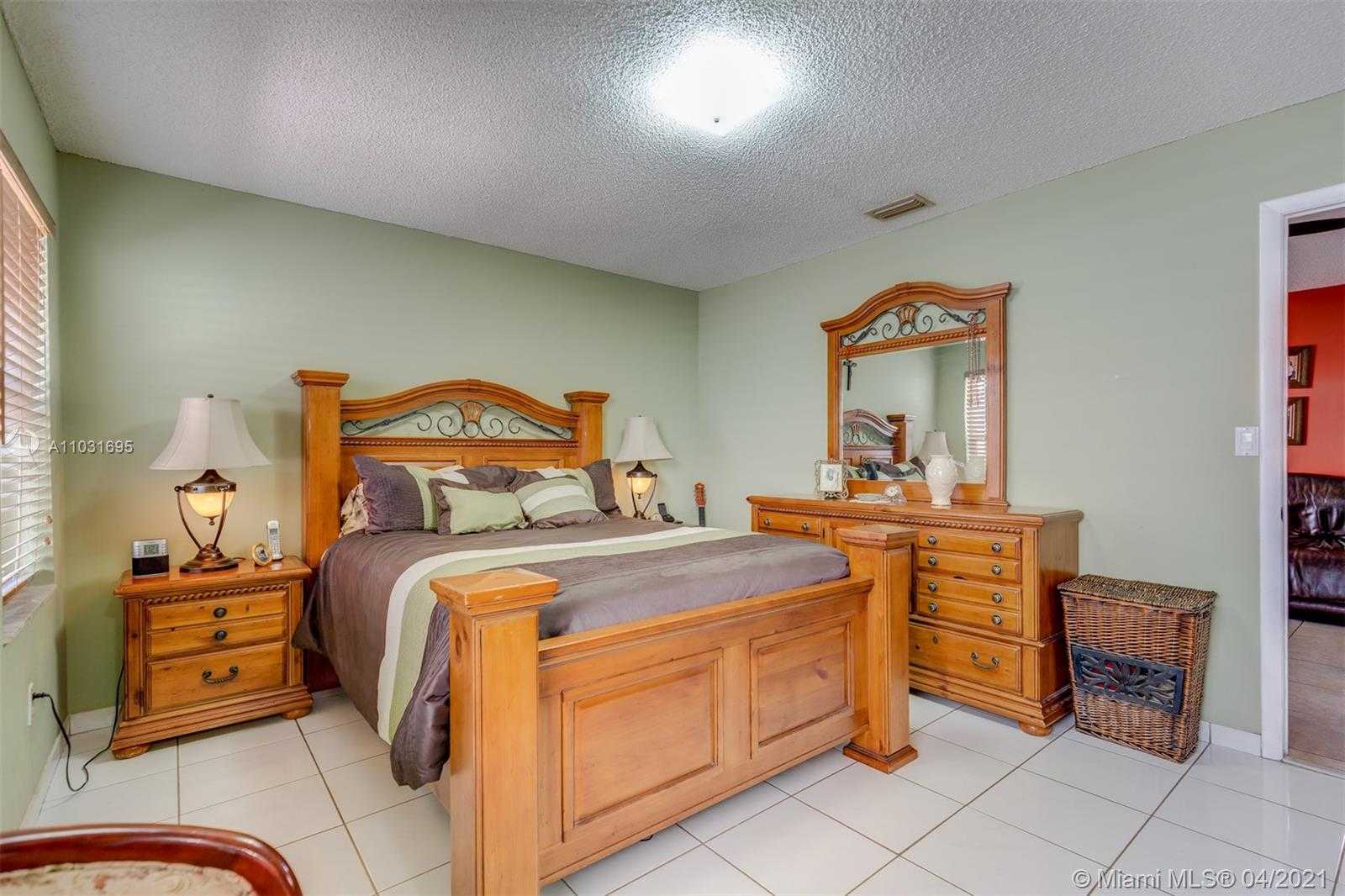 Small Image of 2567 WEST 73RD PL, Hialeah Number 18