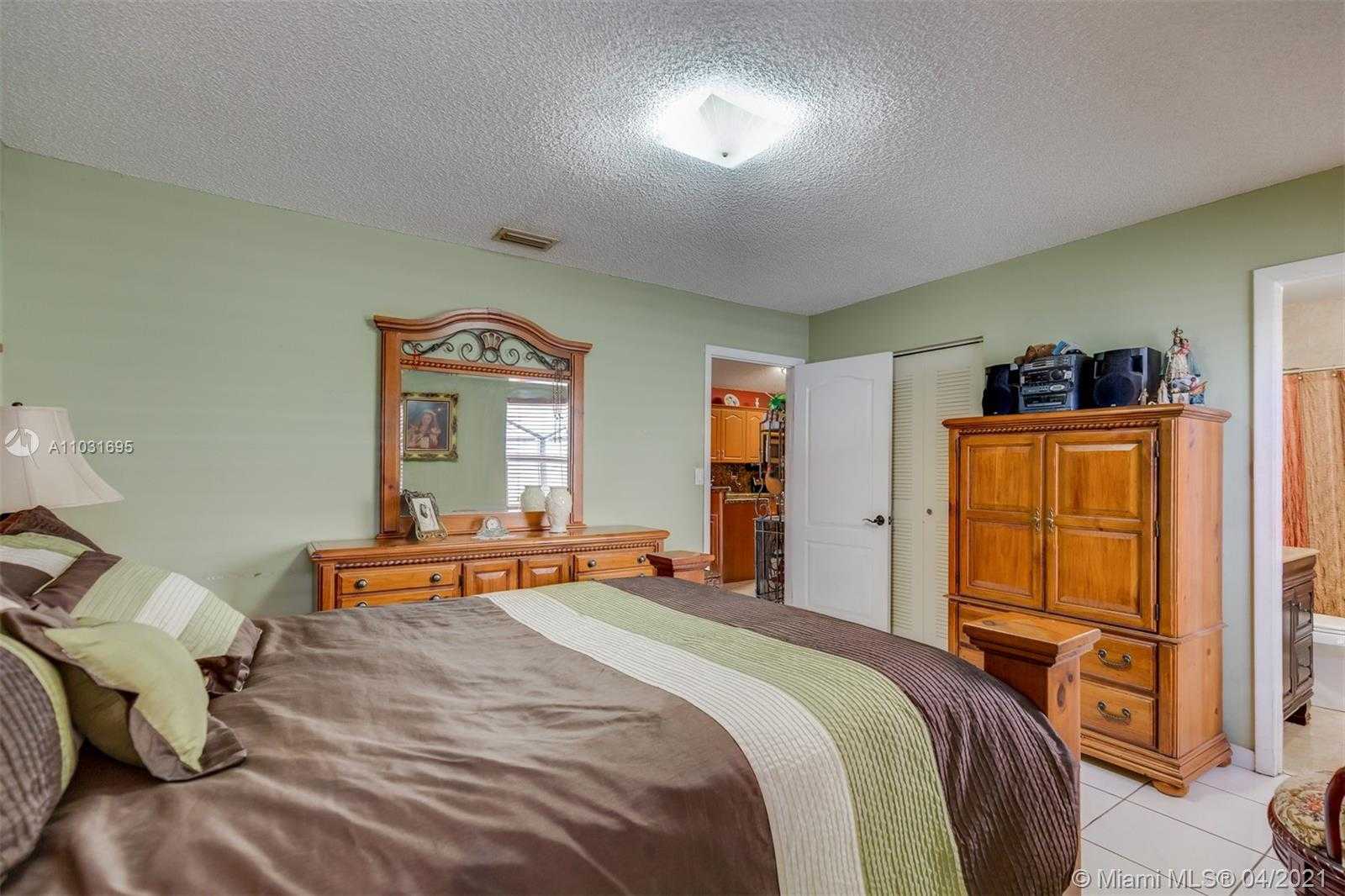 Small Image of 2567 WEST 73RD PL, Hialeah Number 19