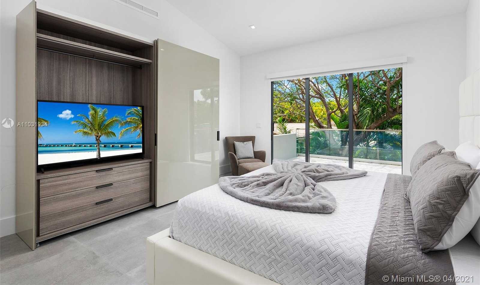 Small Image of 10 SAMANA DR, Miami Number 13