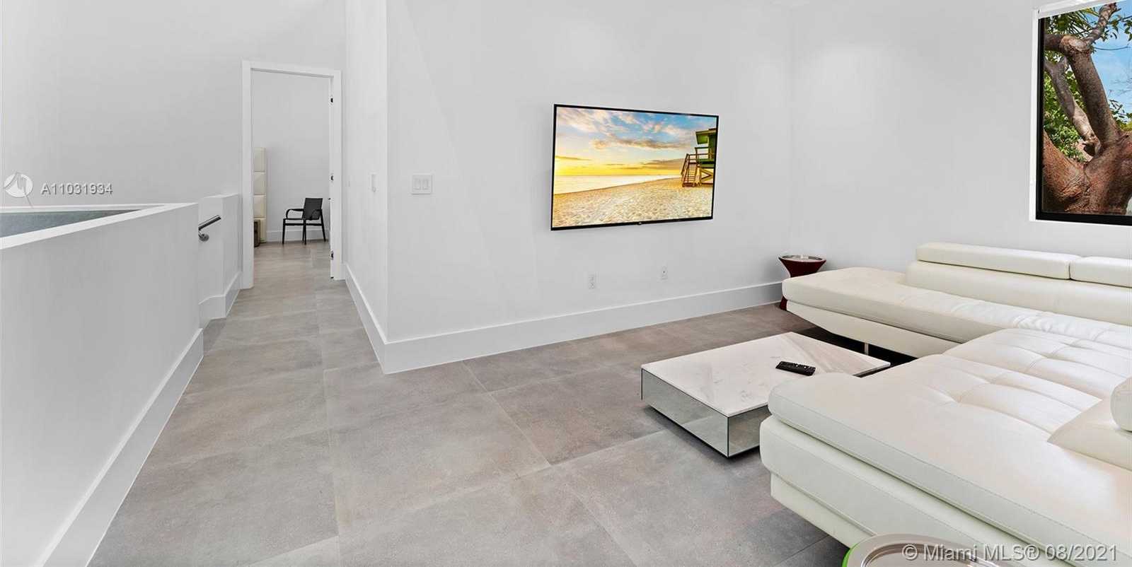 Small Image of 10 SAMANA DR, Miami Number 24