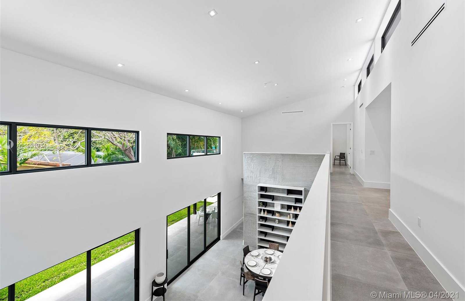 Small Image of 10 SAMANA DR, Miami Number 25