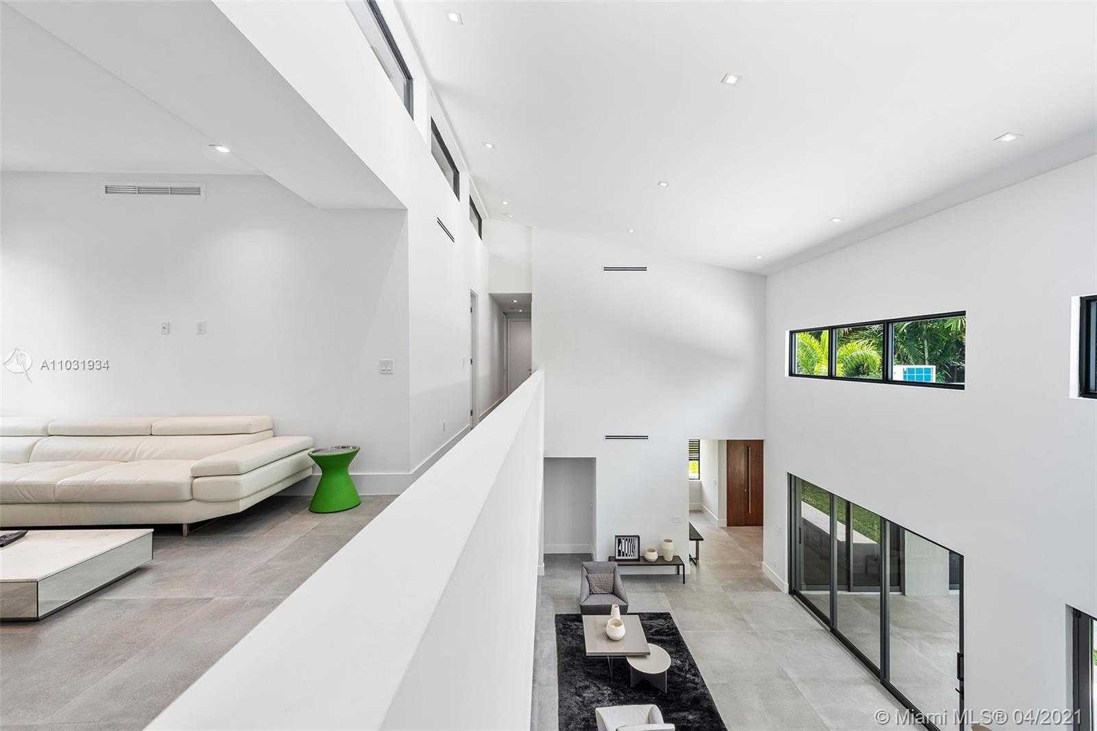 Small Image of 10 SAMANA DR, Miami Number 26