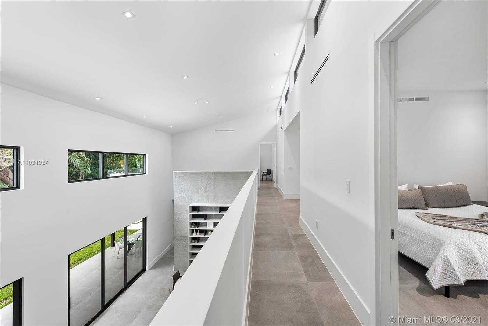 Small Image of 10 SAMANA DR, Miami Number 27